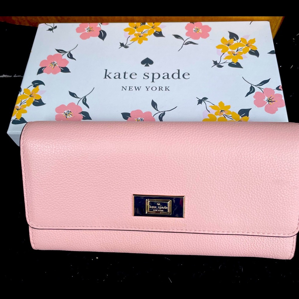 Soft pink Kate Spade wallet ♠️